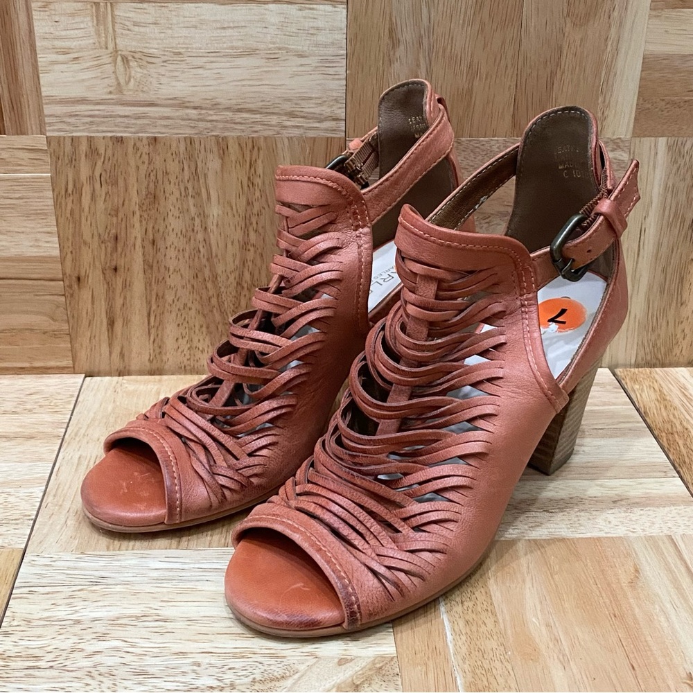 CHARLES by Charles David Coll Ginger Chunky Heel Sandal Size 7